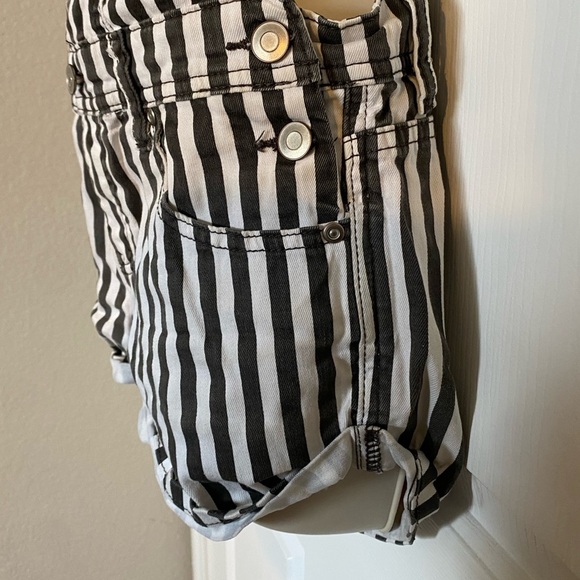 Forever 21 Stripe Overall Shorts Black White - Picture 4 of 6